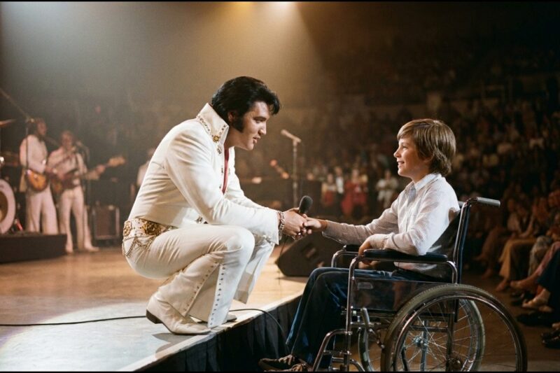 A Wheelchair Fan Was Stuck in the Back Row of an Elvis Concert in 1973 — Elvis Stopped Mid-Song