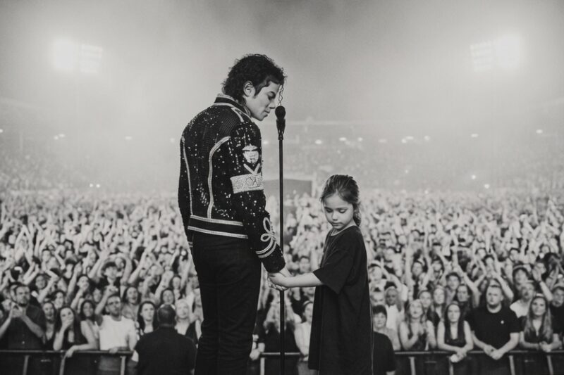 Michael Jackson Sat On A Concrete Floor With A Crying Child — 70,000 People Were Waiting For Him